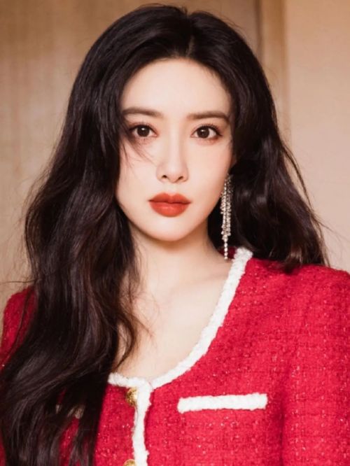 孟子义，1995年12月5日出生于吉林省长春市，中国内地女演员，毕业于北京电影学院表演系。
2014年，出演古装传奇剧《武神赵子龙》。2015年，出演反腐涉案剧《人民检察官》。2016年，出演都市偶像剧《何所冬暖，何所夏凉》、现代情感剧《凉生，我们可不可以不忧伤》。2017年1月，出演古装武侠剧《射雕英雄传》、古装玄幻剧《将夜》。2018年，主演古装仙侠剧《陈情令》、都市情感剧《我不是购物狂》。2021年，出演古装武侠剧《说英雄谁是英雄》、古装剧《造作时光》、联合主演武侠励志古装剧《雪中悍刀行》。2022年，出演悬疑奇幻网剧《西出玉门》；5月23日，主演古装武侠剧《说英雄谁是英雄》、仙侠剧《沉香如屑》、古装爱情仙侠剧《沉香重华》；8月30日，参加的综艺节目《心动的信号第五季》播出。